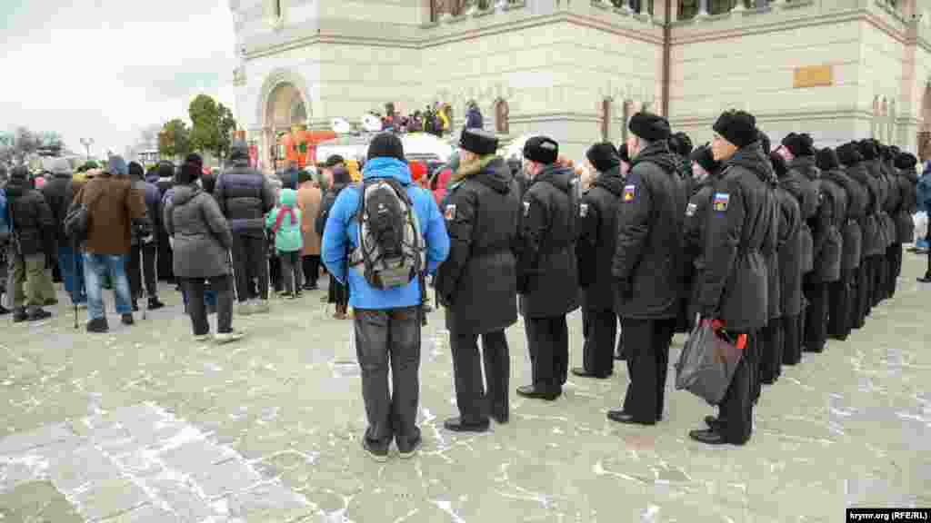 Російські військовослужбовці на церемонії освячення води перед Свято-Володимирським собором у Севастополі
