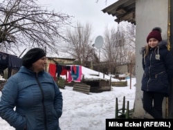 Svitlana Sukharevska i njena 12-godišnja kćerka Arina stoje u njihovom dvorištu. Granica s Rusijom udaljena je samo 100 metara.