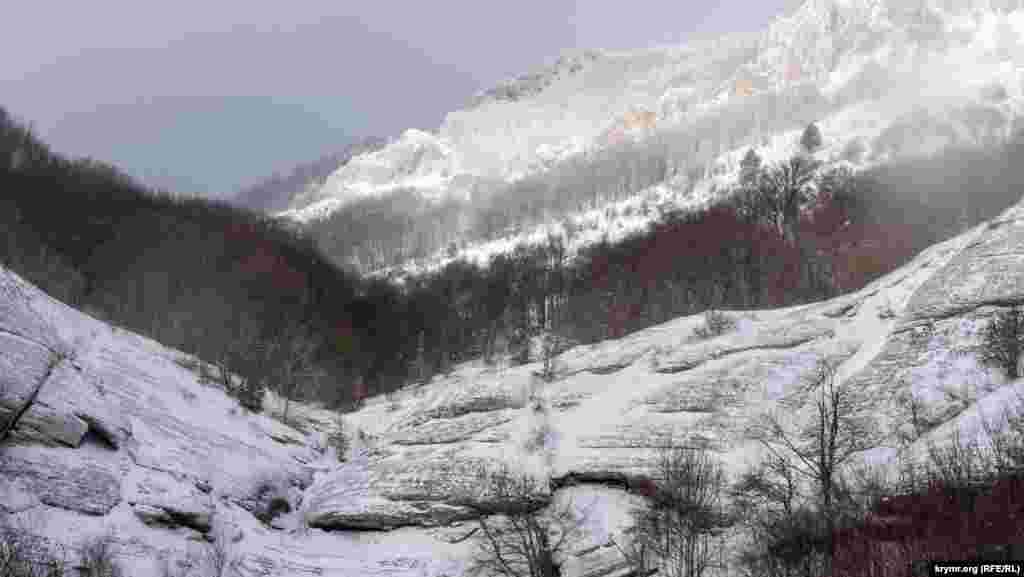 Ручей и одноименный водопад в теснине урочища Джурлы (слева внизу) полностью замерз. На склонах урочища прижились хрупкие березы, которые были завезены сюда с Житомирской области в рамках масштабного проекта по озеленению яйл