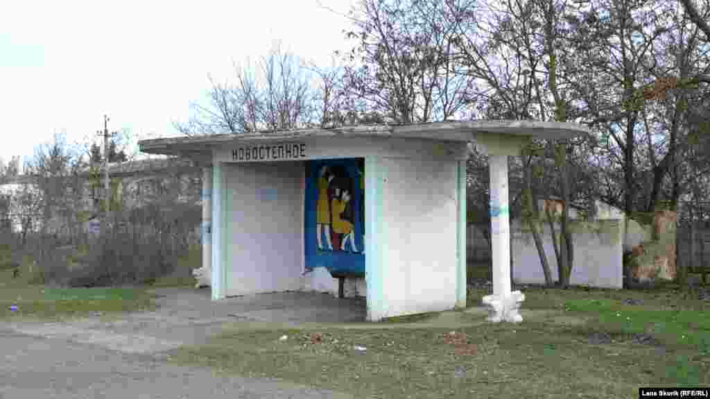 Автобусная остановка на трассе Симферополь &ndash; Джанкой также построена в советское время и в таком же стиле, как в селе Ближнегородское