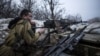 Сепаратист стреляет из пулемета по позициям украинской армии на востоке Украины