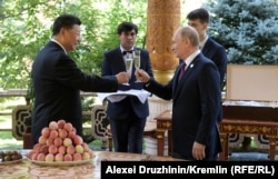 Putin toasts Xi's birthday in Dushanbe on June 15, 2019.