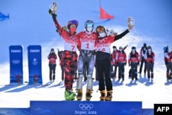  Сребърната медалистка Даниела Улбинг (отляво надясно), шампионката Естер Ледецка и Глория Котник, която остана с бронза в женския успореден слалом в сноуборда в Пекин 2022 