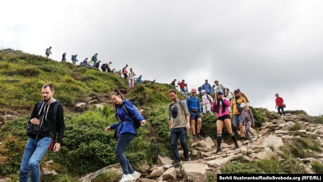 Спуск з найвищої вершини України – гори Говерли