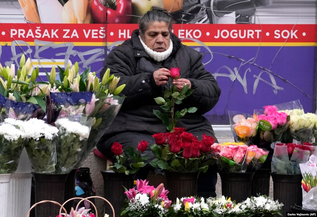 Një grua duke shitur lule, në qendër të Beogradit, në Serbi, më 1 shkurt.