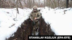 Ukrajinski vojnik provjerava situaciju na položajima na prvoj liniji, nedaleko od grada Horlivka koji se nalazi pod kontrolom proruskih separatista u Ukrajini, 31. januara 2022. 