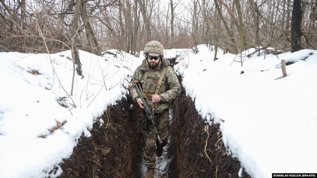 Un militar ucrainean, aflat pe linia frontului, nu departe de orașul Horlivka, Ucraina, controlat de separatiștii pro-ruși, 31 ianuarie 2022.