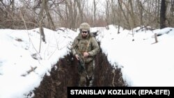 Un militar ucrainean, aflat pe linia frontului, nu departe de orașul Horlivka, Ucraina, controlat de separatiștii pro-ruși, 31 ianuarie 2022.
