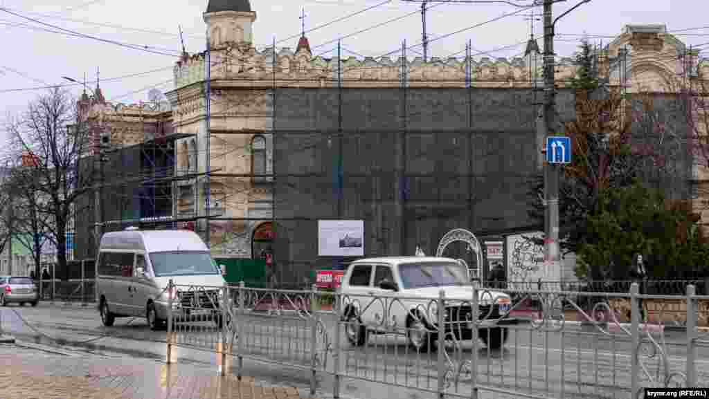 Наприкінці минулого року розпочалася реставрація фасаду і горищних приміщень знаменитого будинку купця Чирахова на проспекті Кірова. Згідно з паспортом об&#39;єкта, всі роботи планують завершити до кінця поточного року