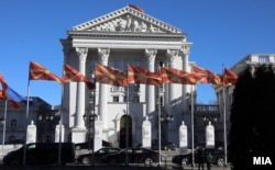 Vlada Severne Makedonije najavom da će vrlo brzo naći zamenu za Mauremija, kako ta institucija ne bi trpela posledice (na fotografiji sedište Vlade u Skoplju)