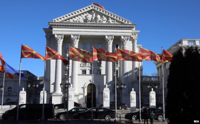 Vlada Severne Makedonije najavom da će vrlo brzo naći zamenu za Mauremija, kako ta institucija ne bi trpela posledice (na fotografiji sedište Vlade u Skoplju)