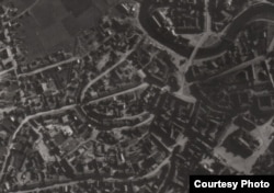 23 чэрвеня 1941 году. Немцы сфатаграфавалі Менск перад пачаткам бамбаваньняў, якія пачаліся на наступны дзень. Стары горад яшчэ некрануты.