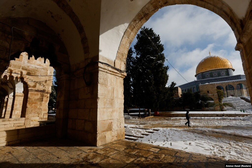 Një pamje në mëngjes e Kupolës së Shkëmbit përmes një porte në formë gjysmëharku në qytetin e vjetër të Jerusalemit, në kompleksin që për myslimanët njihet si Shenjtorja Fisnike dhe për hebrenjtë si Mali i Tempullit.  