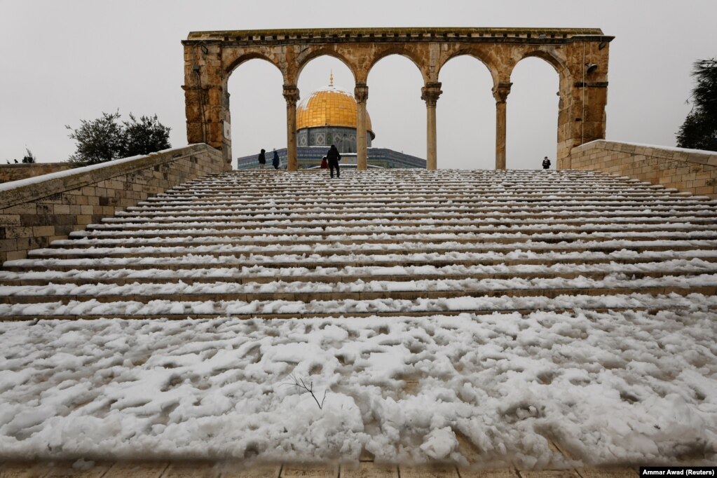 Gjatë gjithë natës, 210 automjete për pastrimin e dëborës kanë punuar për t'i pastruar rrugët e qytetit, tha kryetari i bashkisë së Jerusalemit, Moshe Lyon, për radion e Ushtrisë izraelite. Dëbora që ka rënë gjatë natës ka arritur lartësinë deri në 20 centimetra, raportojnë mediat izraelite.  