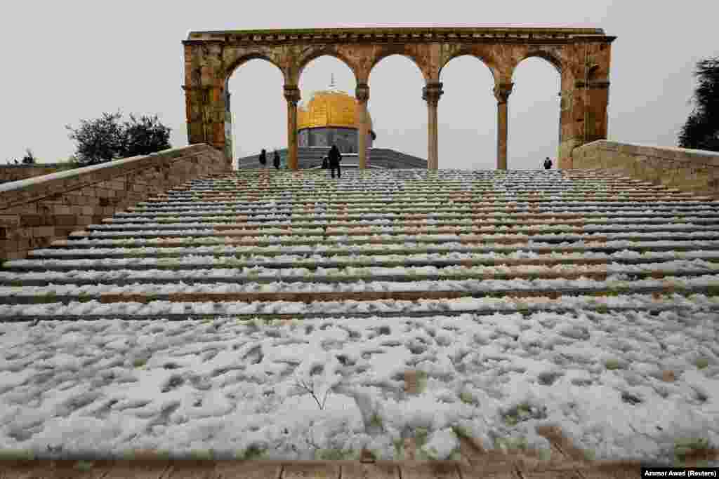 Gjatë gjithë natës, 210 automjete për pastrimin e dëborës kanë punuar për t&#39;i pastruar rrugët e qytetit, tha kryetari i bashkisë së Jerusalemit, Moshe Lyon, për radion e Ushtrisë izraelite. Dëbora që ka rënë gjatë natës ka arritur lartësinë deri në 20 centimetra, raportojnë mediat izraelite. &nbsp;