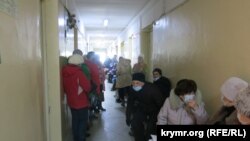 Очередь на прием в поликлинике Феодосии, Крым, январь 2022 года