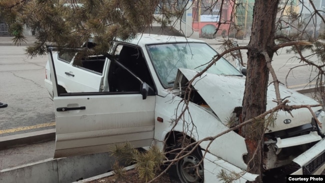 Автомобиль, в который стреляли вечером 6 января, врезавшийся в дерево недалеко от площади. Алматы, 7 января 2022 года