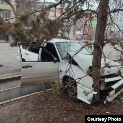 Erre a kocsira is rálőttek január 6-án, és egy fának csapódott Almati főtere mellett