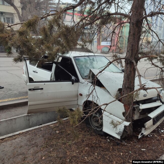 Автомобиль Куата врезался в дерево, после того как неизвестные люди застрелили его. Алматы, 7 января 2022 года