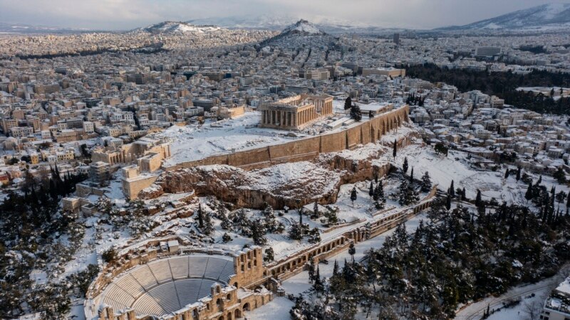Втор ден неработен ден во Атина поради снегот