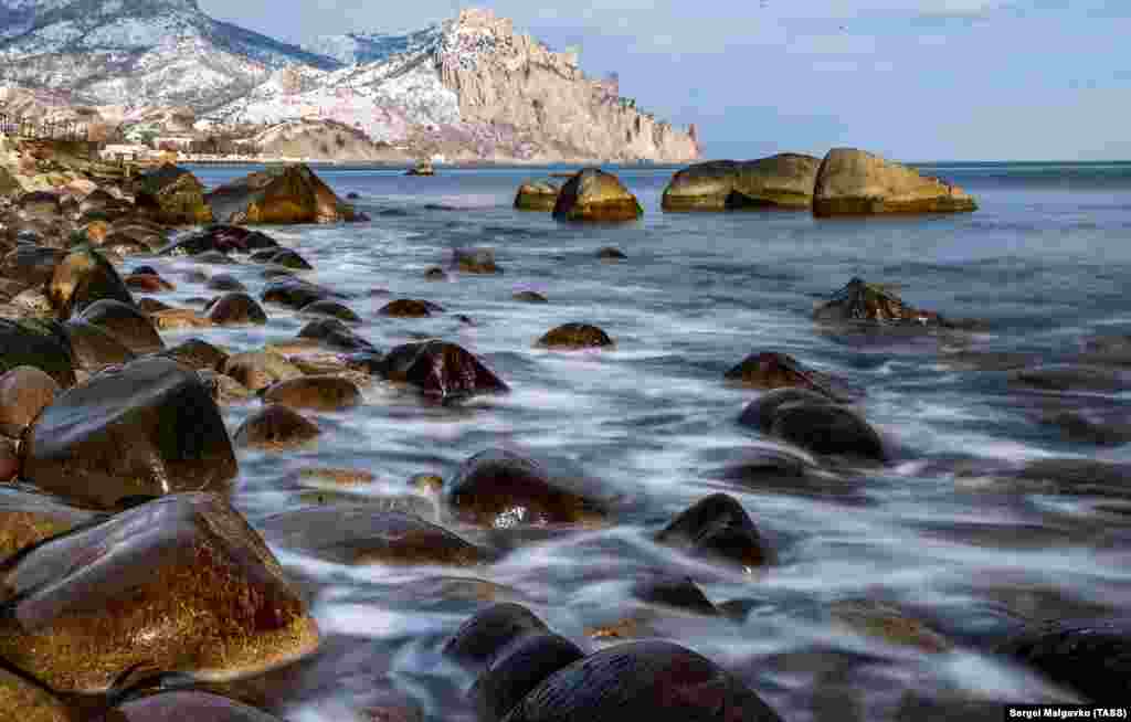 Курортное. Вид на камни на берегу Черного моря и гору Кара-Даг
