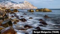 Краєвид на узбережжя Чорного моря та гору Кара-Даг, 24 січня 2022 року