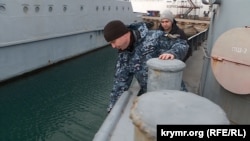 Сергій Чуліба показує місце тарану по правому борту буксиру «Яни Капу»