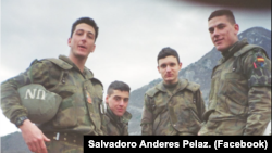 Salvadoro Andrés Peláez (prvi s lijeva), sa još trojicom pripadnika snaga Ujedinjenih naroda u ratnom Mostaru. Na fotografiji preuzetoj sa Peláezove Facebook stranice nije naznačena godina nastanka. Peláez je kao mirovnjak boravio u BiH tokom 1993. i 1994. godine.