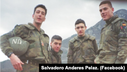 Pelaez (left) and fellow UN peacekeepers in Mostar in 1993-94.