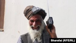 یک افغان در حال شنیدن یک برنامه رادیویی