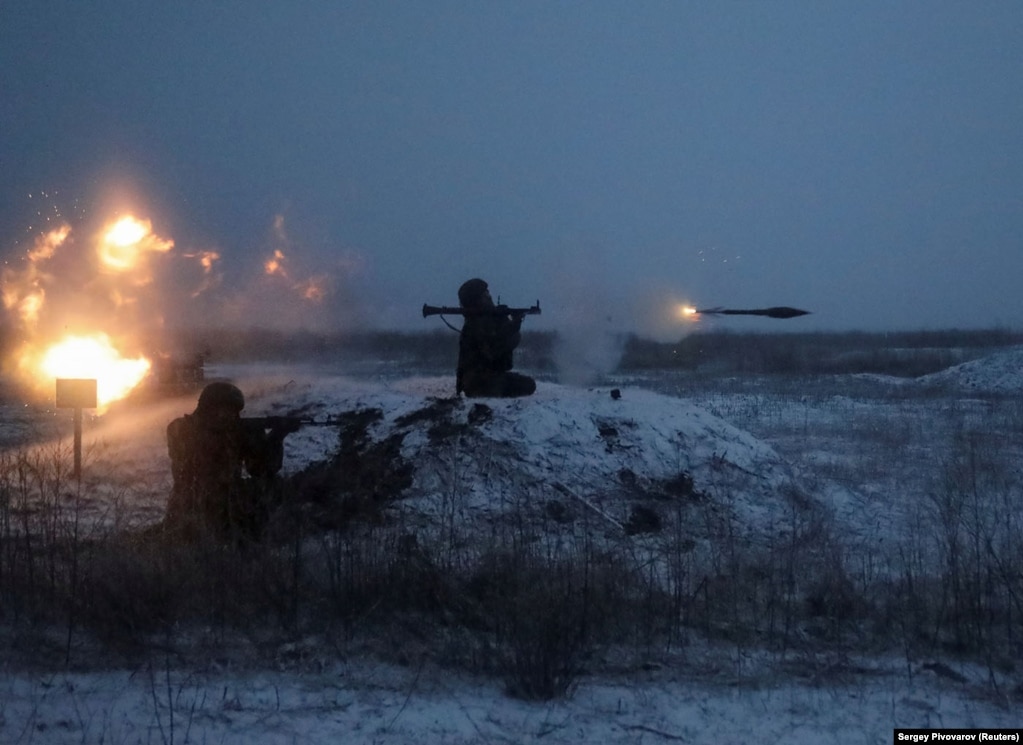 Ushtarët rusë hedhin minahedhës dore gjatë stërvitjeve në poligonin Kuzminsky në rajonin Rostov të Rusisë më 21 janar. Ky poligon ushtarak është rreth 50 kilometra larg kufirit me Ukrainën. Rusia ka grumbulluar mbi 125,000 trupa në afërsi të kufirit me Ukrainën.