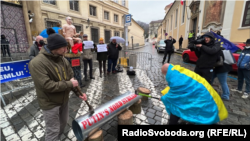 Активісти принесли під посольство залізну трубу, на якій було написано «Північний потік-2» і розгромили її кувалдою