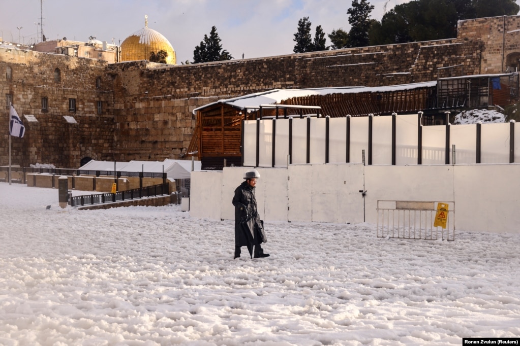 Besimtarëve iu desh të ecnin nëpër dëborën, që kishte arritur disa centimetra, për të shkuar në vendet e shenjta në qytetin e vjetër të rrethuar me mure të Jerusalemit.