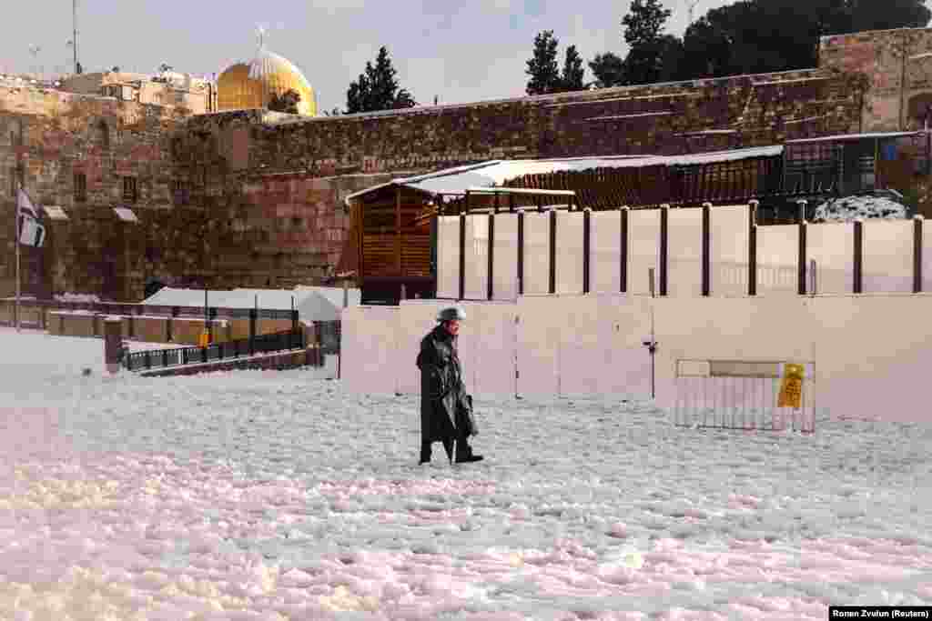 Vjernici su morali proći kroz nekoliko centimetara snijega da bi došli do svetih mjesta u jeruzalemskom Starom gradu opasanom zidinama.&nbsp;