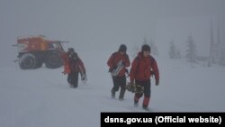 У Карпатах 29 березня у Карпатах вирує шторм, йдеться у повідомленні Чорногірського гірського пошуково-рятувального поста