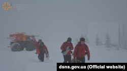 У зв’язку iз хуртовиною та снігопадами, 26-27 лютого у високогір’ї Iвано-Франкiвської області утримується значна сніголавинна небезпека (тертій рівень), уточнили рятувальники