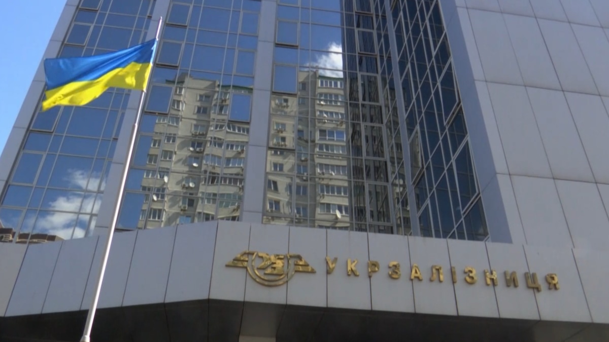 Над вокзалом Херсона підняли прапор України – «Укрзалізниця» показала відео