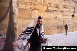 ებრაელი ლოცულობს დასავლეთის კედელთან, იერუსალიმში, 2022 წელი.
