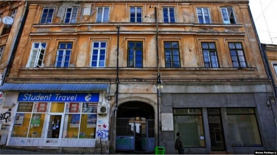 Clădirea de pe strada Smârdan a fost locul unor cluburi, restaurante și agenții de turism în ultimele două decenii.