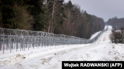 Ilyen szögesdrót kerítés védi most a lengyel-belarusz határt. 2022. január 25. 