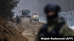 Plieninė uždanga: Lenkija pradeda statyti Baltarusijos pasienio sieną