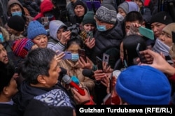 Темиров камакка алынгандан кийин Бишкекте жана Ош шаарында журналисттер жана активисттер аны колдогон акция өткөргөн. Сүрөттө Темиров тергөө аяктагыча деп камактан бошотулган учуру. 23-январь, 2022-жыл.