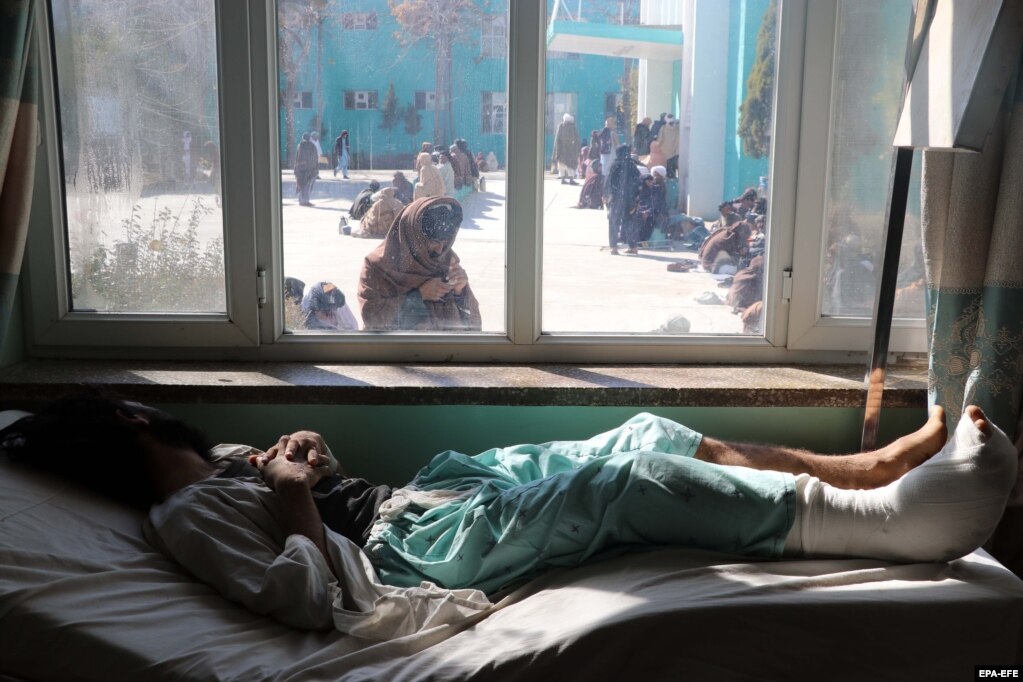 Një burrë afgan, i lënduar në një aksident rrugor, duke marrë trajtim mjekësor në një spital në Kandahar, Afganistan, më 1 shkurt.