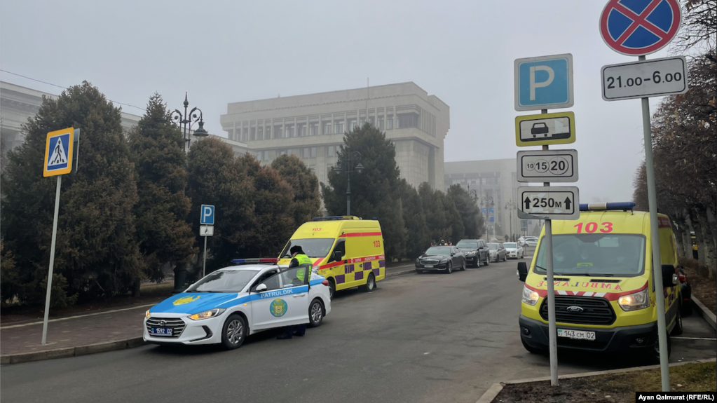 Полицейские автомобили и машины скорой помощи перед зданием акимата Алмалинского района, где временно базируется городская администрация. Алматы, 19 января 2022 года
