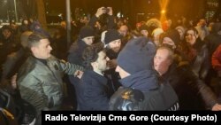 Potpredsjednik Vlade Crne Gore Dritan Abazović (u sredini) sa policijskim obezbjeđenjem, i demonstranti ispred sjedništa Radio televizije Crne Gore, 21. januar 2022.