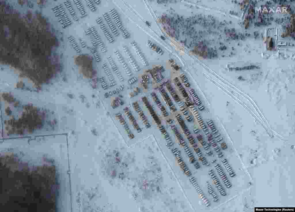 Танки и артиллерийские установки в Ельне, Смоленская область, 19 января 2022 года.&nbsp;Satellite image &copy;2022 Maxar Technologies