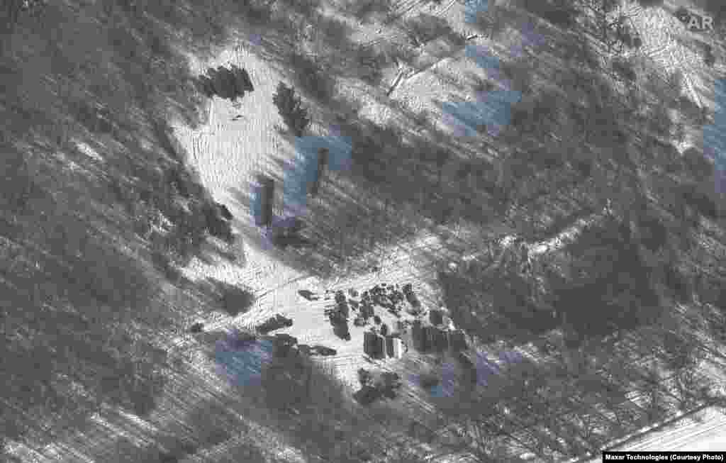 Probable S-400 air-defense deployments at the Luninets airfield on February 4.