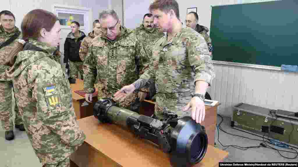 Lvivben nemcsak a civileknek, hanem a hivatásos katonáknak is kiképzést tartottak. A képen egy brit katonai kiképző a Nagy-Britannia által szállított új generációs könnyű páncéltörő fegyver, a NLAW használatára oktatja az ukrán katonákat Lvivben 2022. január 25-én