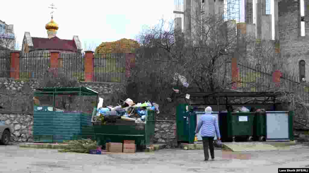 В ста метрах от коммунального &laquo;жэка&raquo; &ndash; конторы ГУПС Нахимовского района на улице Генерала Мельника, 1 &ndash; переполнены контейнеры для мусора