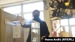 Ana Brnabić tokom glasanja na referendumu